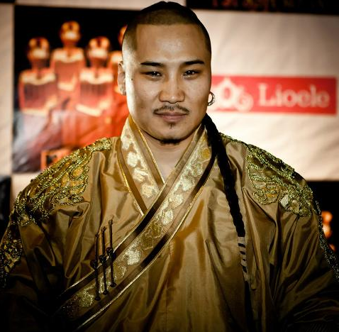 Жүжигчин Эби “аав” болжээ